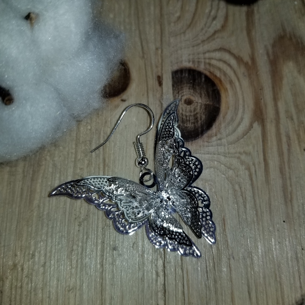 🦋🦋Gorgeous 3D Buttlerfly Dangle Earrings 🦋🦋 - Picture 8 of 10